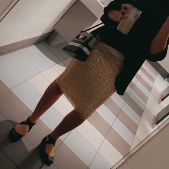 Gold Sequined skirt - Picture 4 of 10